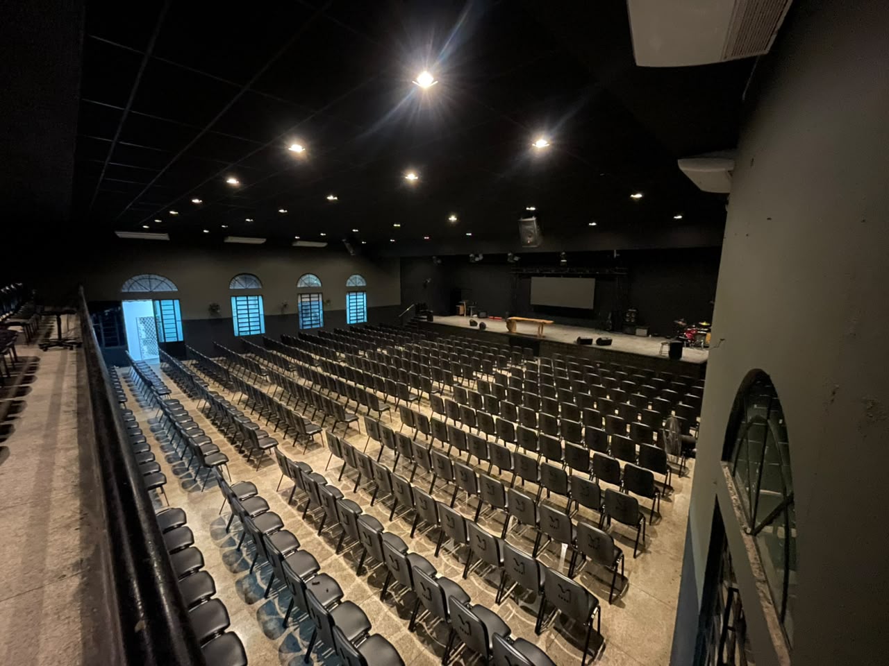 Templo da Filadélfia com cadeiras preparadas para novos encontros